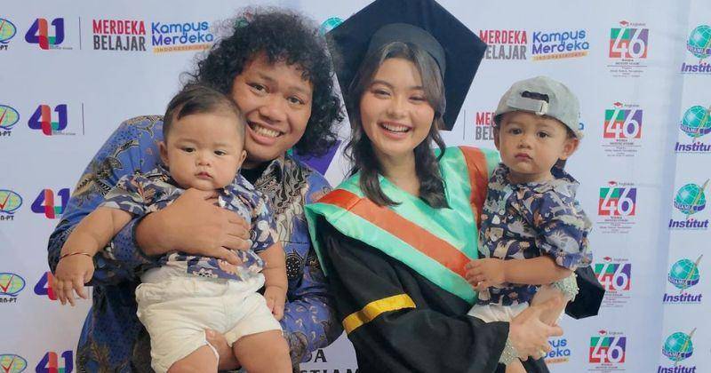 Penampilan Cesen Eks JKT48 saat Wisuda, Dihadiri Suami dan Anak